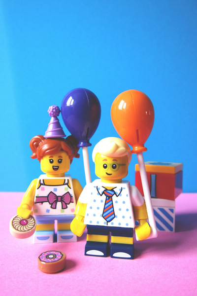 Des Légos qui fêtent un anniversaire